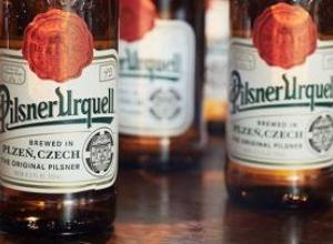 Pilsner Urquell, la primera cerveza tipo Pilsner de la historia, vuelve a tener el color de su botella original