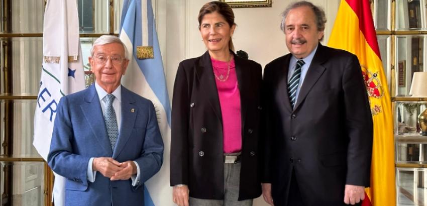 Rafael Ansón con la secretaria para la Cooperación Iberoamericana, Lorena Larios, y el embajador de Argentina, Ricardo Alfonsín en la Residencia del Embajador.