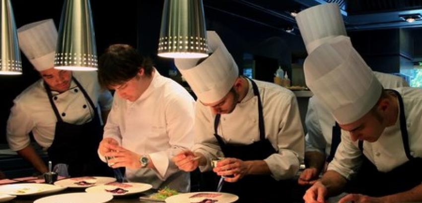 Los chefs Michelin defienden tener becarios sin cobrar: “Para ellos es un privilegio”