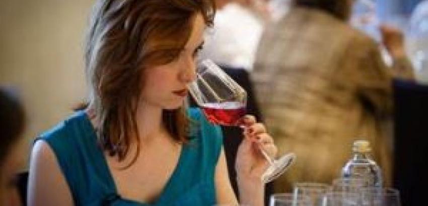 Los hábitos de la mujer que bebe vino en España: lo compran y prefieren tinto