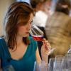 Los hábitos de la mujer que bebe vino en España: lo compran y prefieren tinto
