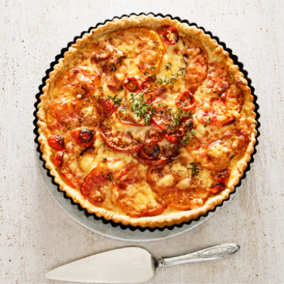 Tarta salada de tomate, ajo asado y queso inspirada en Martha Stewart