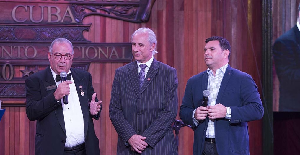 Jose Carlos de Santiago-miembro-de-Honor-Asociacion-de-cantineros-de-Cuba