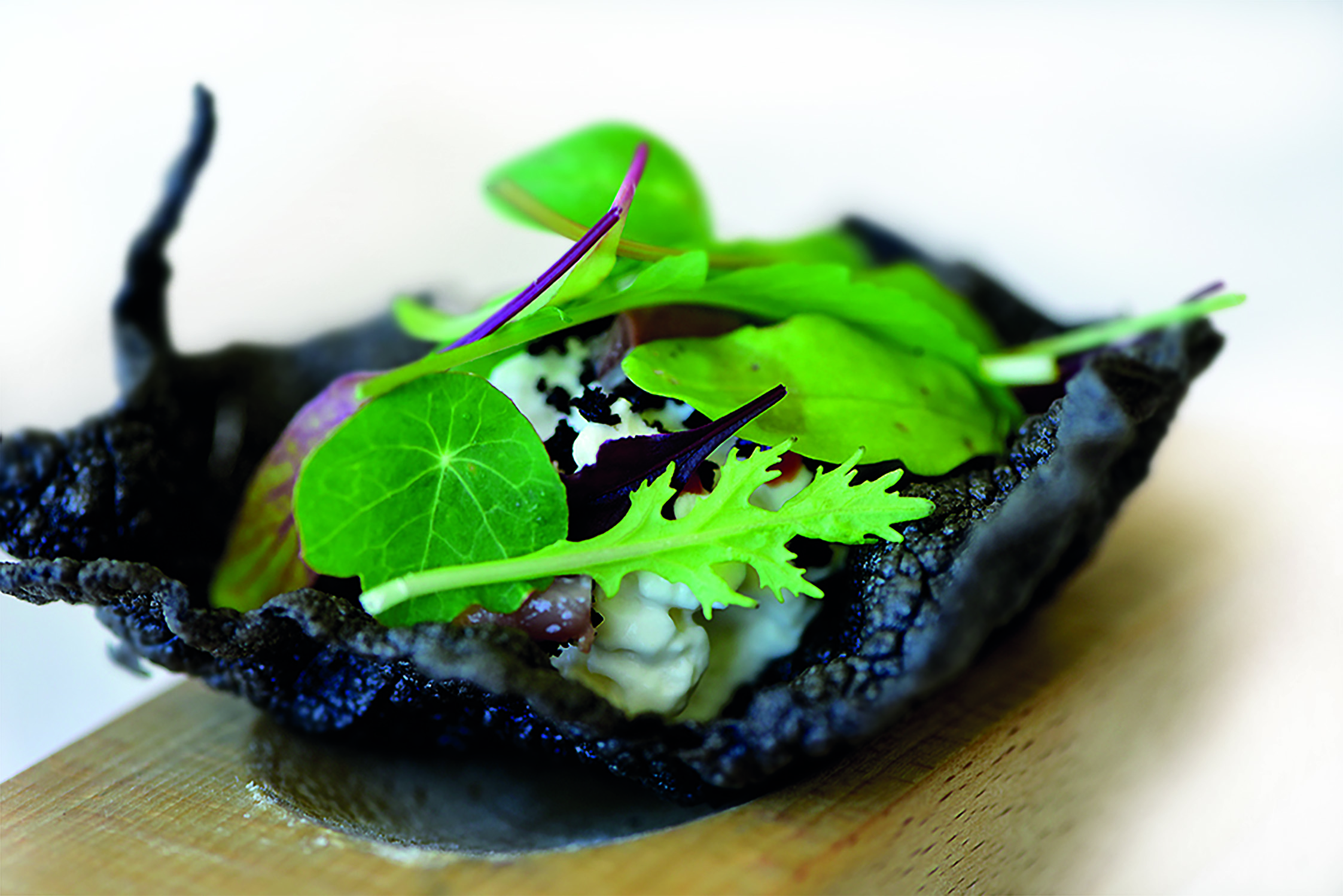 Crujiente de tinta de choco con crema ahumada