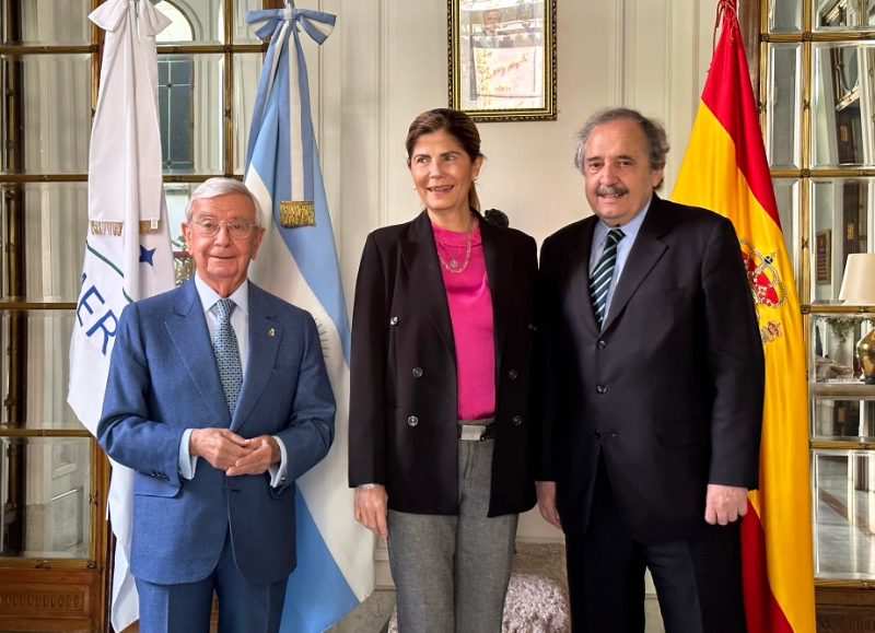 Rafael Ansón con la secretaria para la Cooperación Iberoamericana, Lorena Larios, y el embajador de Argentina, Ricardo Alfonsín en la Residencia del Embajador.