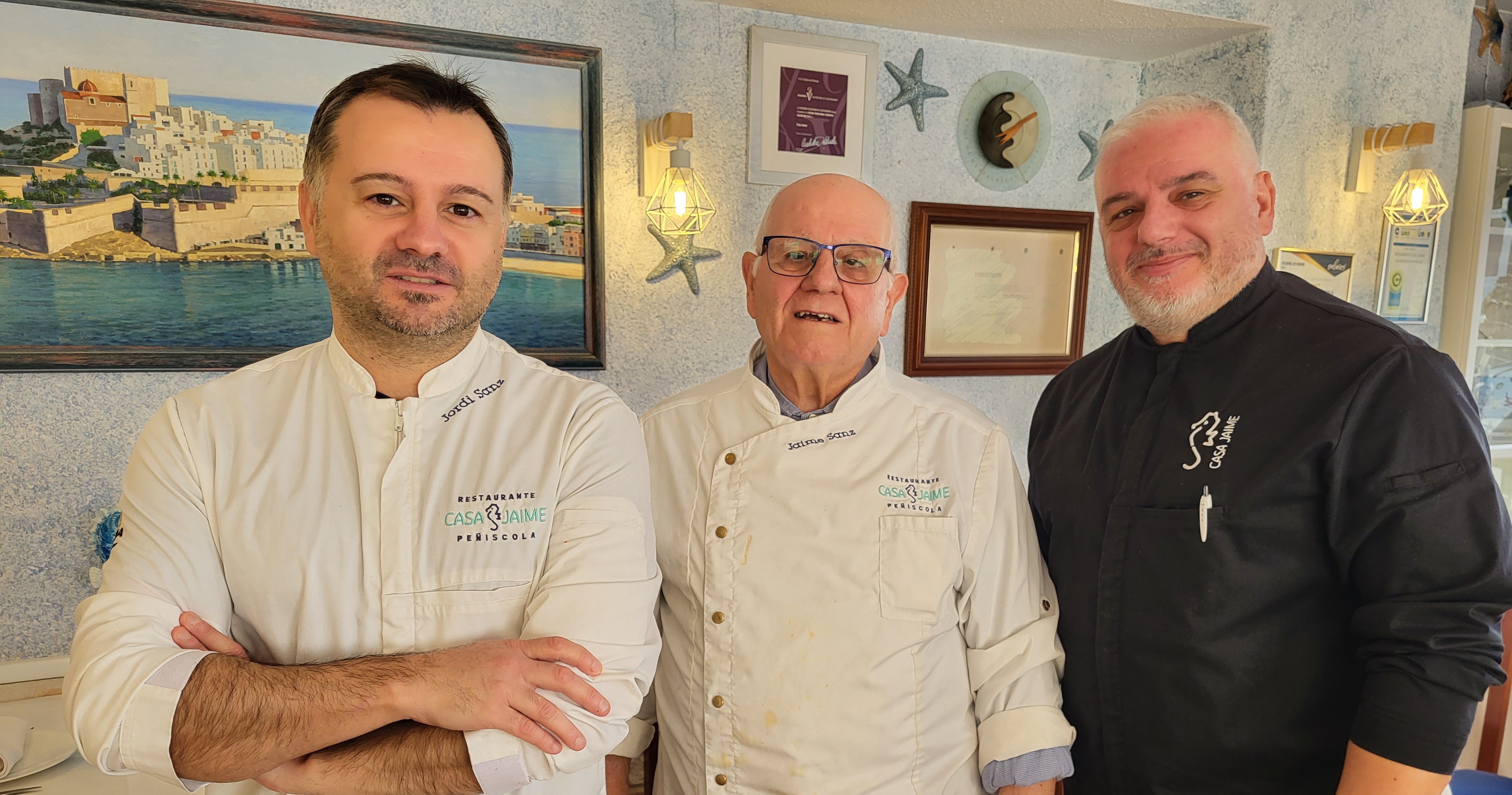 Foto Nº 1,- Jaime Sanz (padre); y Jaime y Jordi (hijos), en su restaurante Casa Jaime, de Peñiscola.
