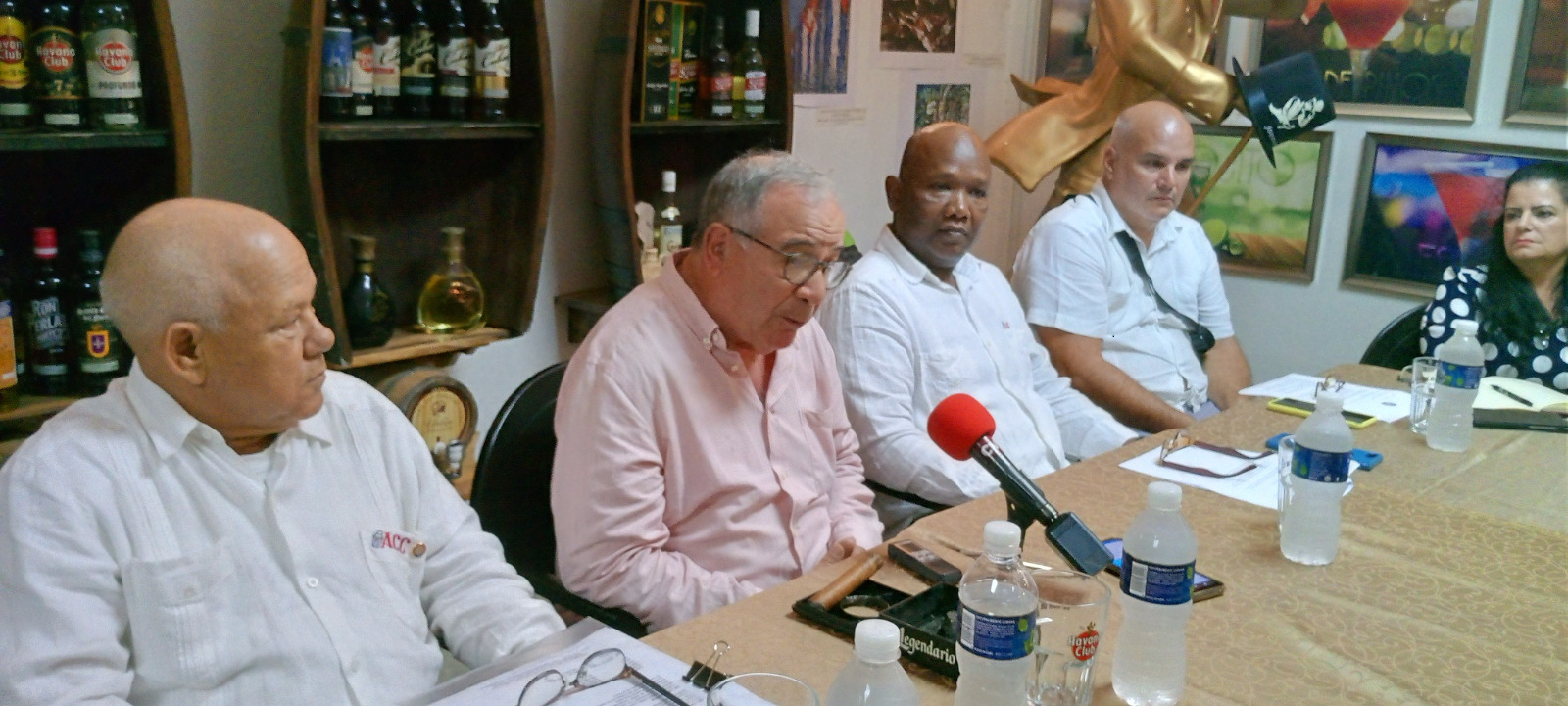 Al centro, José Rafa Malém, presidente honorario, y Eddis Naranjo Carrillo, presidente, junto a los restantes miembros de la directiva de la Asociación de Cantineros de Cuba.