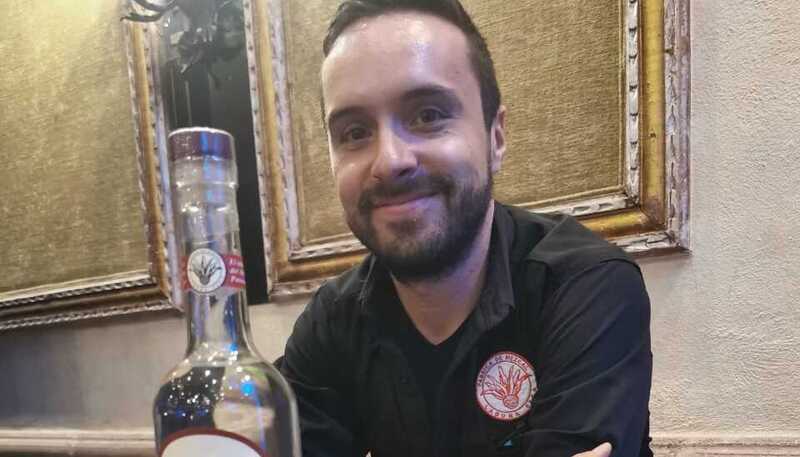 Guillermo Galarza, socio de la fábrica de mezcal Laguna Seca
