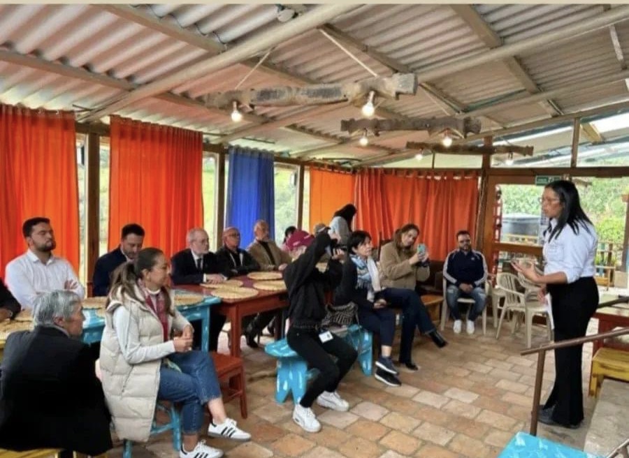 Entrega del Premio Excelencias Gourmet recibido en el marco de Fitur 2024 a Museo Campesino en Colombia