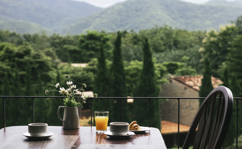 Desayuno con vistas a un paisaje natural. (Foto: Freepik)