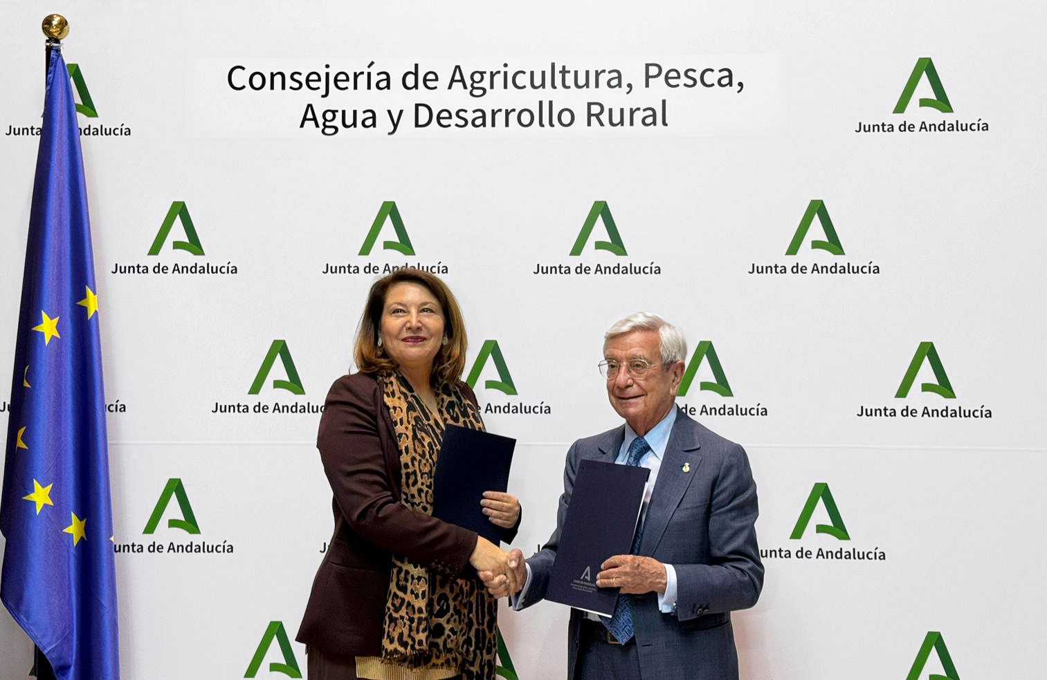Carmen Crespo, consejera de Agricultura, Pesca, Agua y Desarrollo Rural de la Junta de Andalucía, y Rafael Ansón, presidente de la AIBG. (Foto: Rafael Ansón)