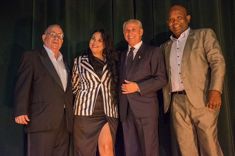 En la foto: Kenia Borges, cantinera ganadora del campeonato mundial junto a Jose Carlos De Santiago, Presidente del Grupo Excelencias; Eddis Naranjos, presidente de la Asociación de Cantineros de Cuba (ACC) y Rafa Malén, Presidente Honorario y Asesor de la ACC