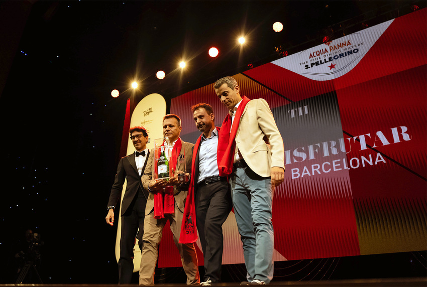 Oriol Castro, Eduard Xatruch y Mateu Casañas, chefs de Disfrutar, en la ceremonia de entrega de los 50 Best. (Foto: 50 Best)