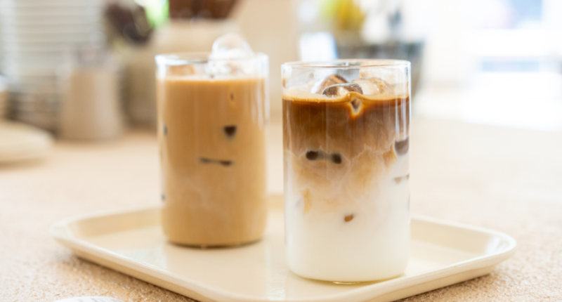 vaso de café con hielo