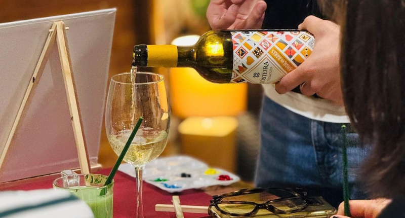 Enoturismo en Galicia, la gastronomía líquida del norte con Viña Costeira