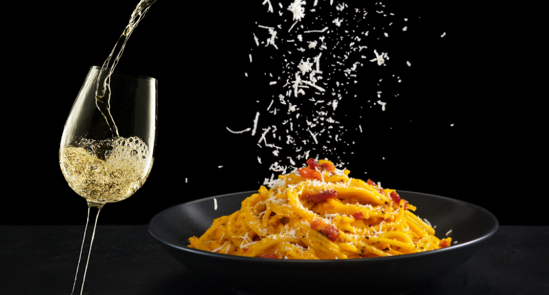 pasta carbonara y vino blanco