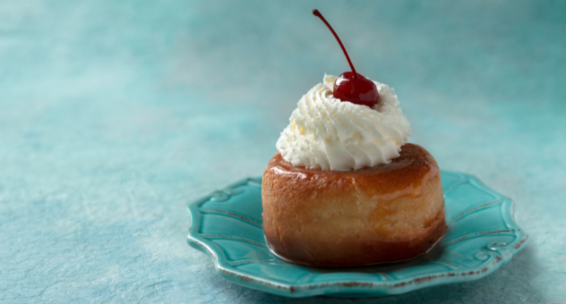 Babà au rhum o babà de limoncello con fruta escarchada