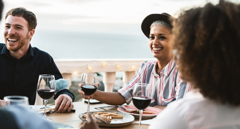 ¿Se acabó la sobremesa en los restaurantes? Turnos, prisas y el ocaso del ritual más nuestro