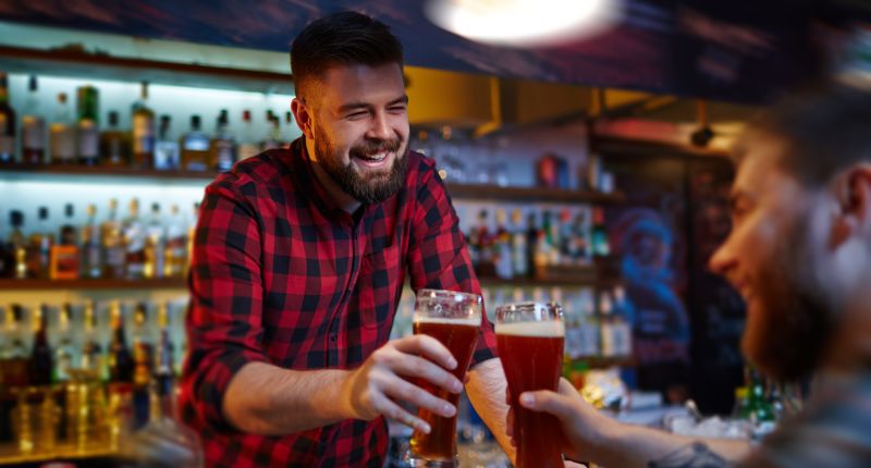 hosteleros brindando