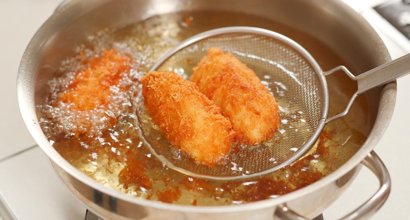 Contaminación cruzada: croquetas friéndose en aceite compartido