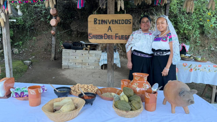Cocinera Estela López Juárez y su hija Guadalupe Yoliria Márquez López 