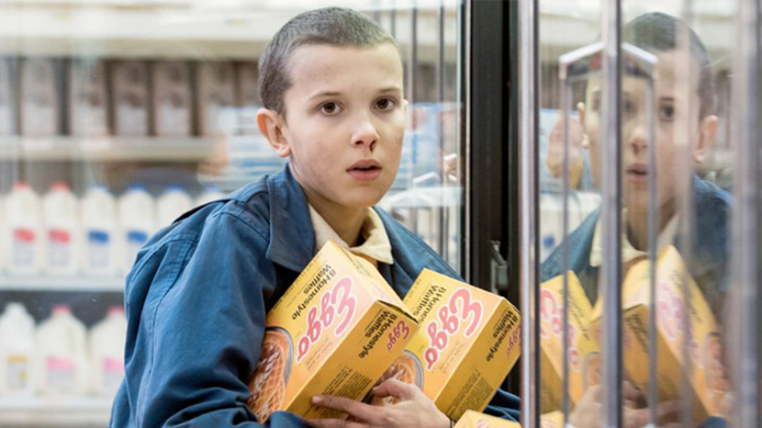 Eleven de Stranger Things con sus gofres congelados de Eggo