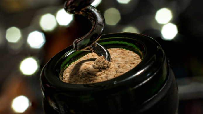 El ritual de descorchar un vino