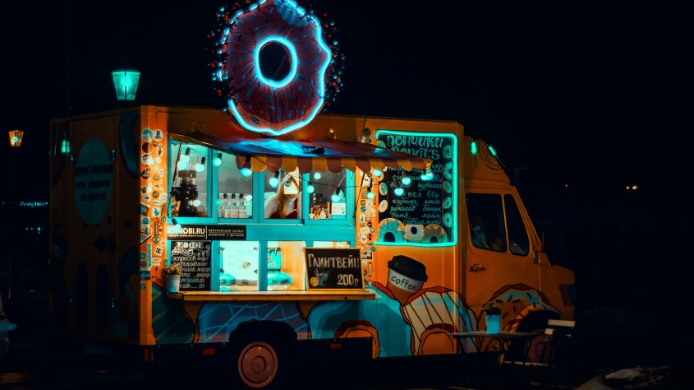 Una food truck con diseño nocturno en competencia en los Premios Top Food Trucks – People’s Favs 2026