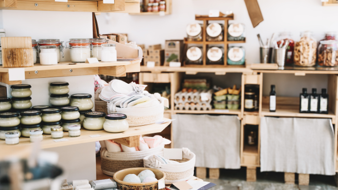 Estanterías con productos gourmet