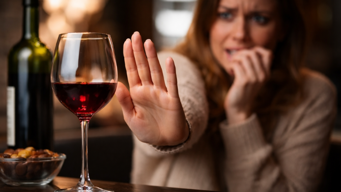 Mujer rechazando una copa de vino