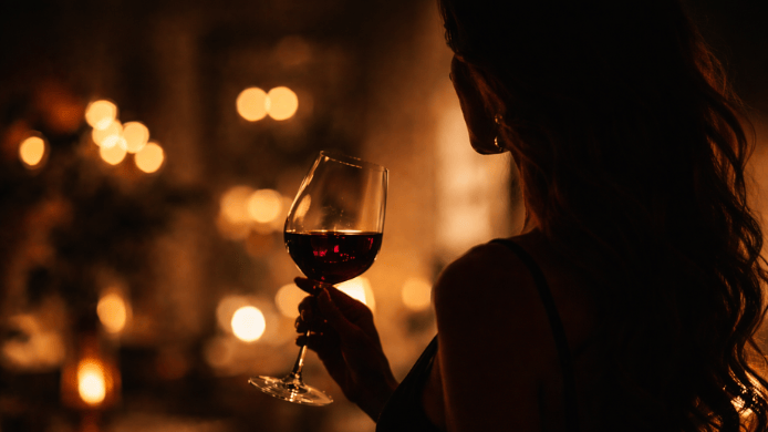 Silueta de mujer con copa de vino 