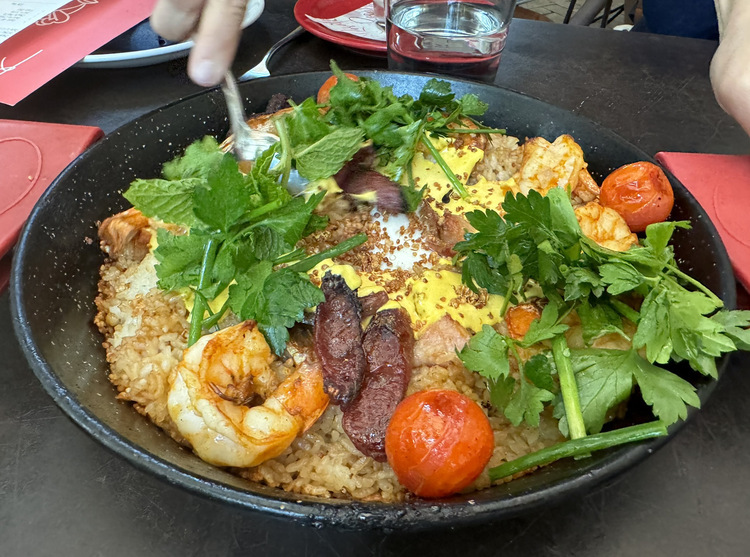 Chaufa paella en Rosaliné, en West Hollywood, Los Ángeles. (Foto: Rafael Ansón)
