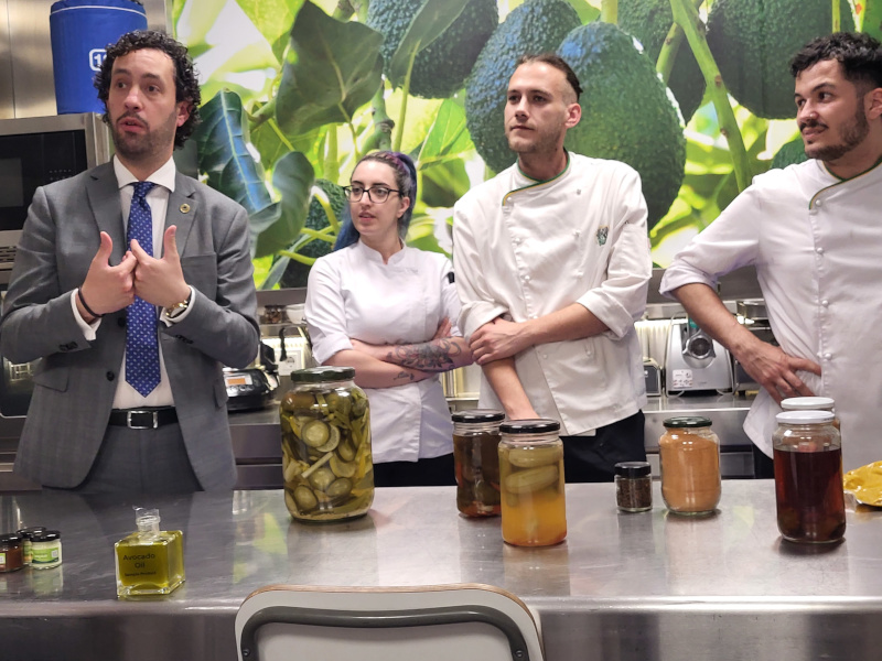  Iñaki Echeveste, director de la Escuela de Hostelería de Sevilla, con docentes de esta.
