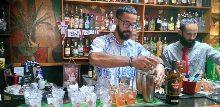 El coctel Adan y Eva, creado por el cantinero Sergio Serrano, fue el seleccionado para brindar por el 99 cumpleaños de la ACC.