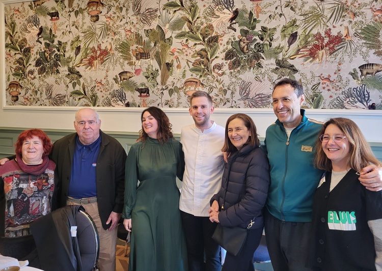 Foto de familia de periodistas españoles, y el chef de La Taula de Montaigne, Oli Williamson.
