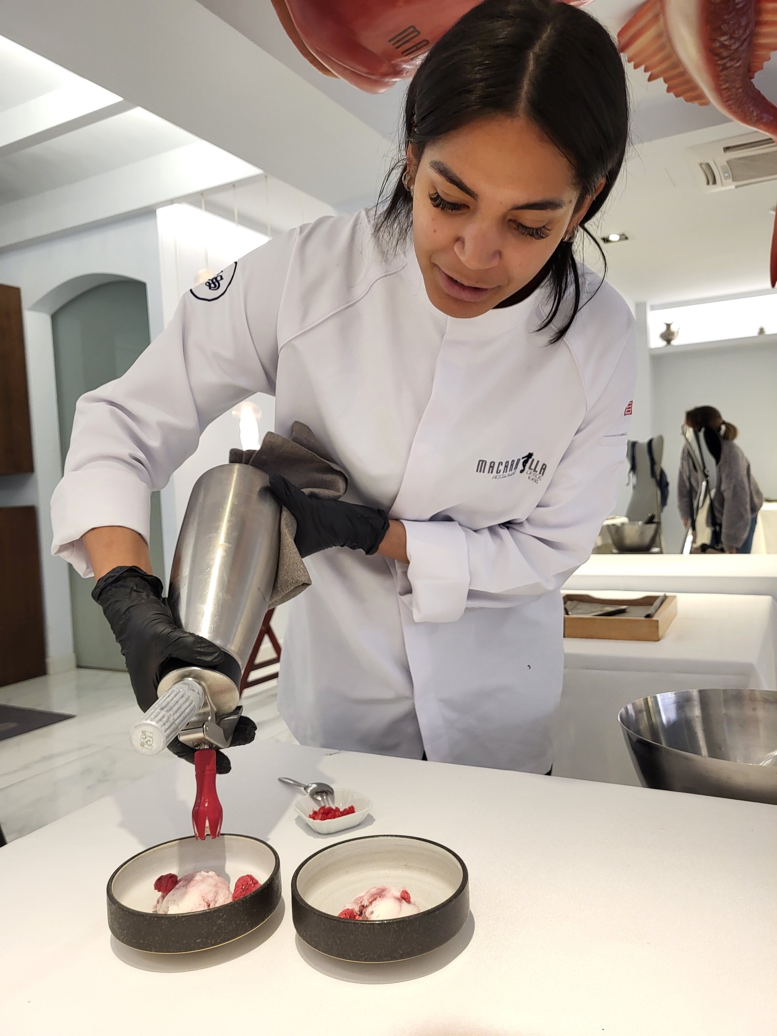 La esposa de Xavier Martí, terminando un plato.