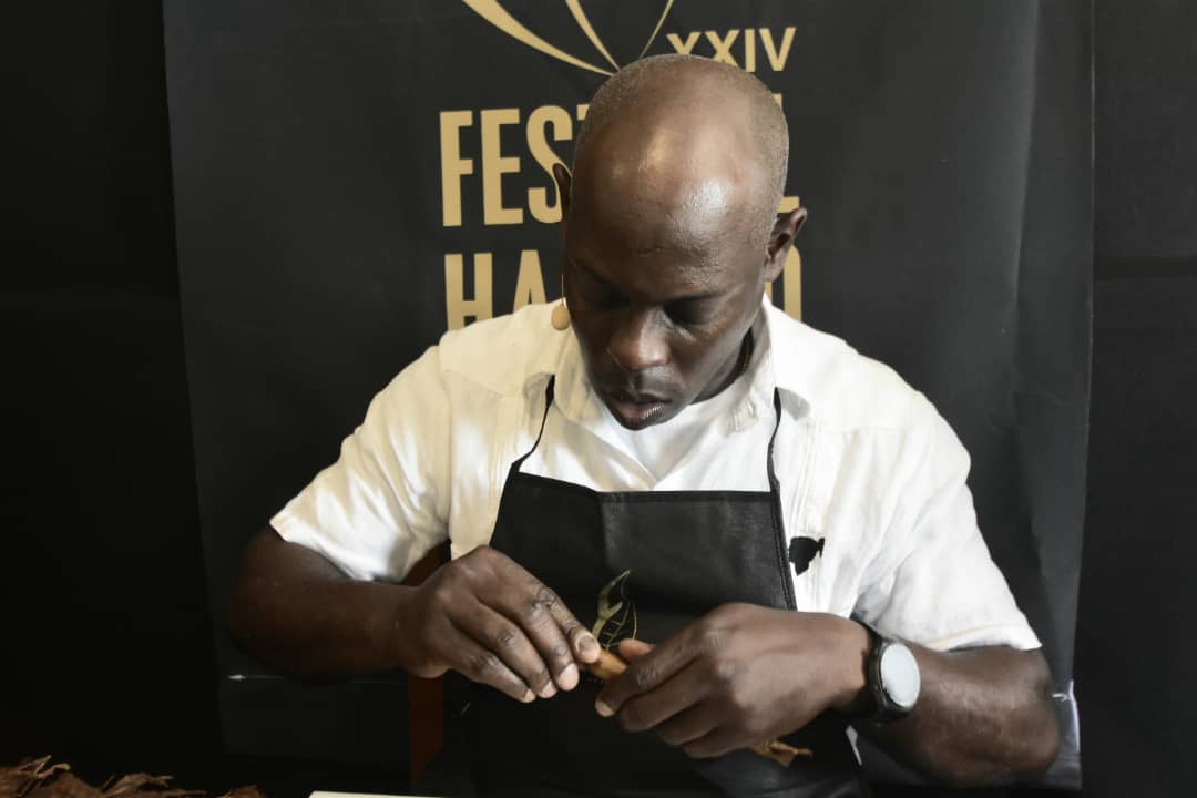 FOTO 1-  Reinier Martínez Chirino, profesor que impartió la clase magistral de torcido.