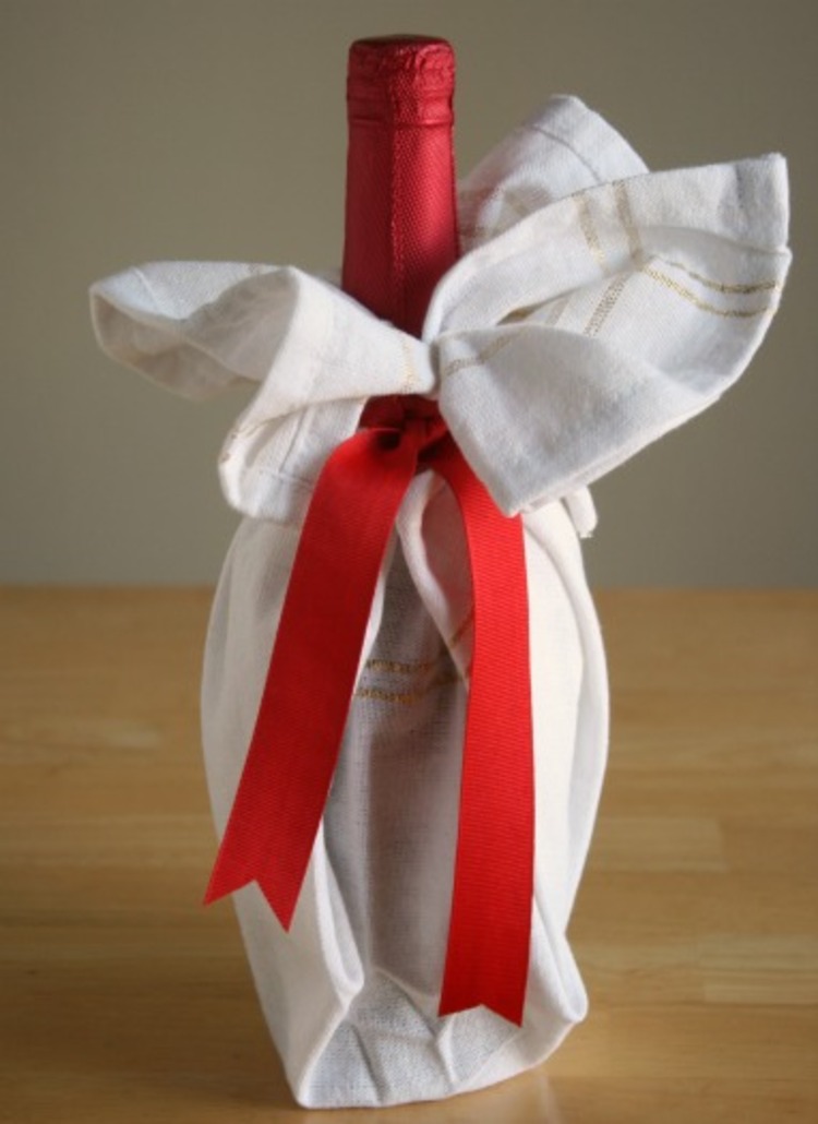 Botella de vino envuelta en un paño