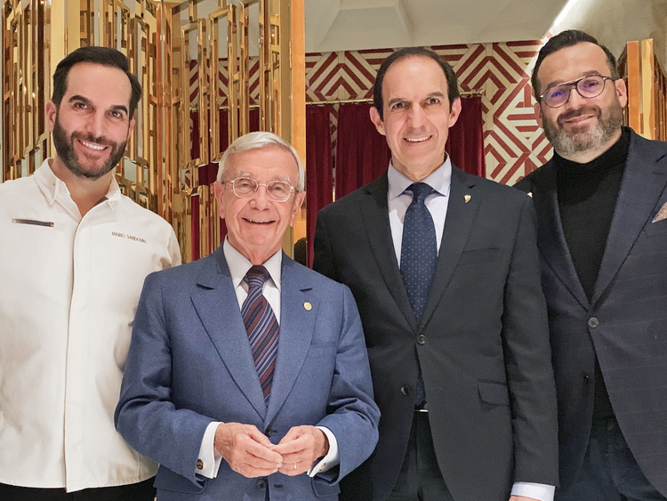 Rafael Ansón con los hermanos Sandoval, propietarios del restaurante Coque de Madrid. (Foto: Rafael Ansón)