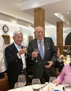 Rafael Ansón brindando con Lucio