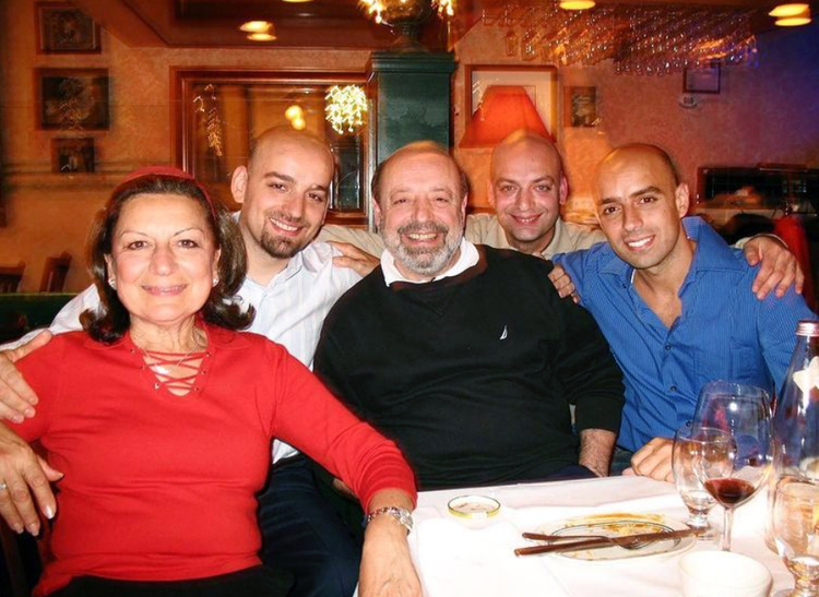 La familia Bozoghlian, propietarios del restaurante argentino Carlitos Gardel en Los Ángeles.