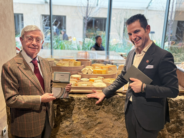 Rafael Ansón con Abel Valverde, director de sala del restaurante Desde 1911. (Rafael Ansón)