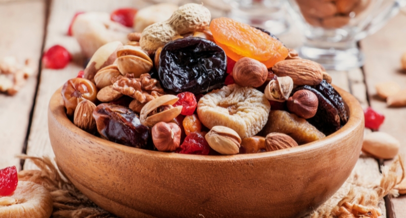 frutas deshidratadas en cuenco de madera