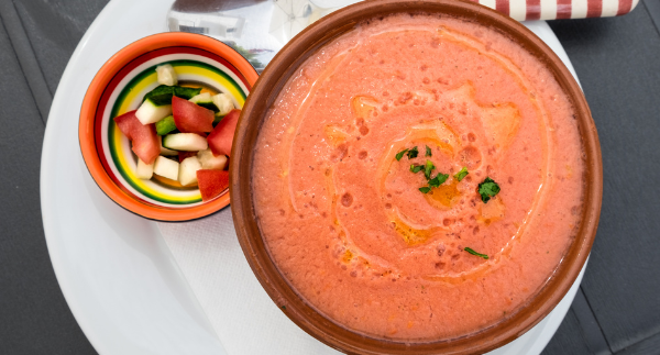 Gazpacho andaluz hecho a base de tomate, ajo, aove, pimiento, vinagre, pan y agua