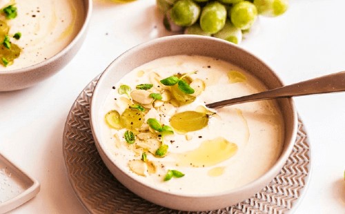 Gazpacho blanco de almendras, ajo, pan y vinagre