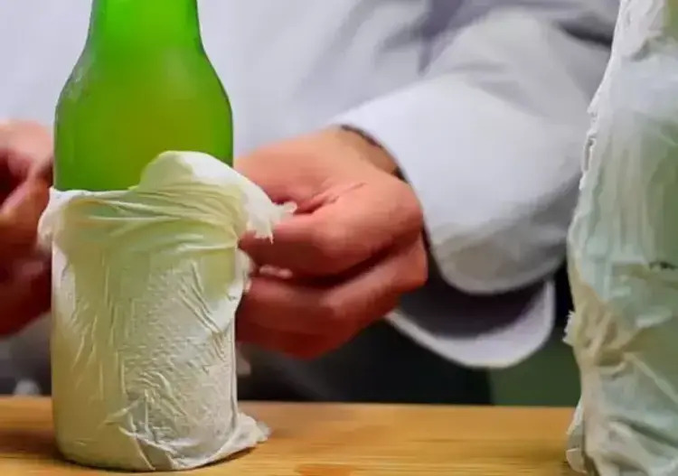 Botella envuelta en papel de cocina