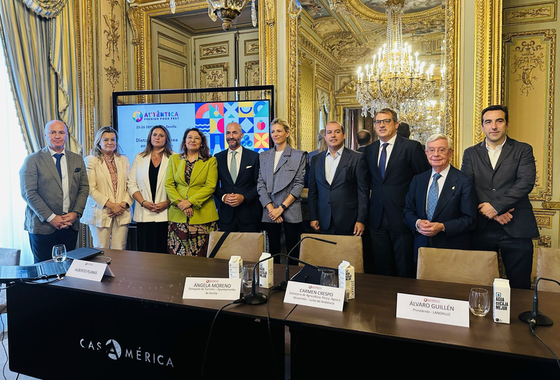 Rafael Ansón con los organizadores de Auténtica Premium Food Fest, la Delegada de Turismo del Ayuntamiento de Sevilla y la Consejera de Agricultura, Pesca, Agua y Desarrollo Rural de la Junta de Andalucía.