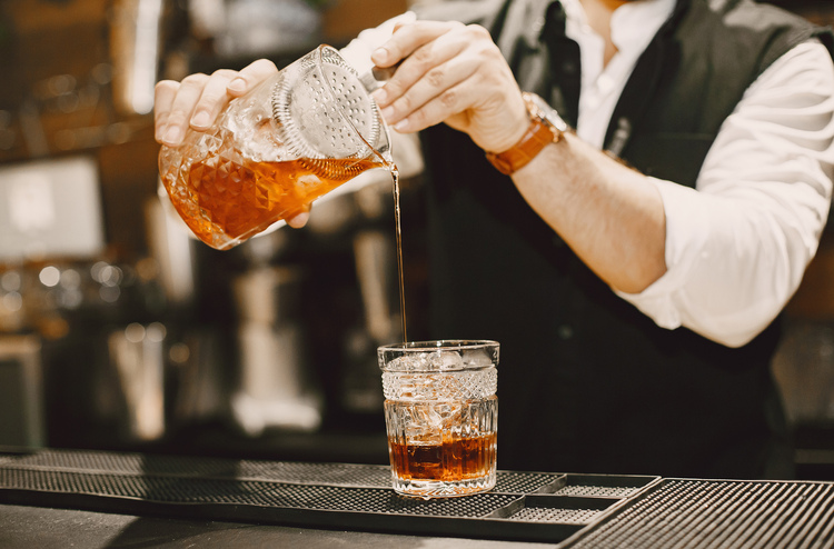 Los profesionales han conseguido posicionar la coctelería cubana en el escenario mundial. (Foto: Freepik)