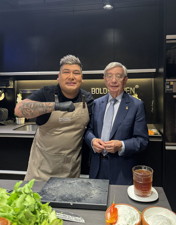 Rafael Ansón con Jhosef Arias en el Bold Kitchen de Piscomar, donde el chef ofrece showcookings para grupos reducidos. (Foto: Rafael Ansón)