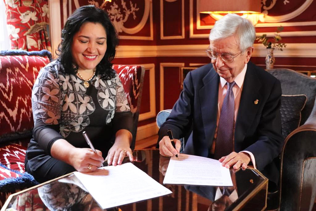 Rafael Ansón con Sofía Montiel de Afara, ministra de Turismo de la República del Paraguay, firmando un acuerdo de colaboración
